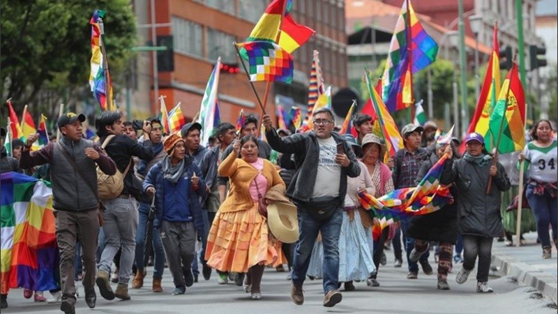 La manifestación en La Paz con la whipala.