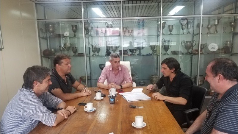 Integrantes de la comisión directiva de Newell's junto al periodista Pablo Gavira. 