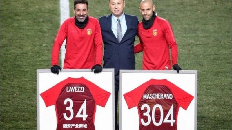 Camisetas enmarcadas para Lavezzi y Mascherano.