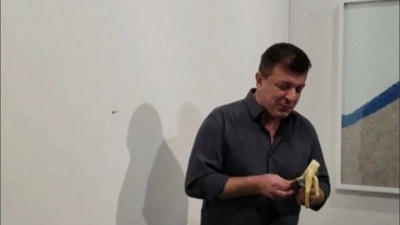 David Datuna es un artista que se comió la banana de 150 mil dólares.