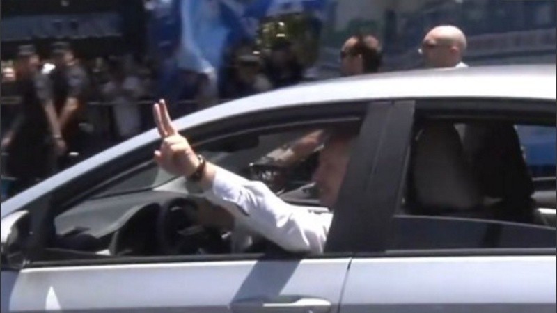Alberto Fernández llegó al Congreso manejando su auto.