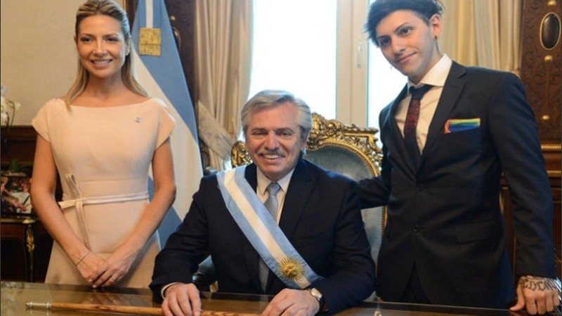 La primera foto de Alberto Fernández junto a su familia en el despacho presidencial.