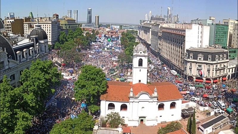 Fiesta en plaza de Mayo.