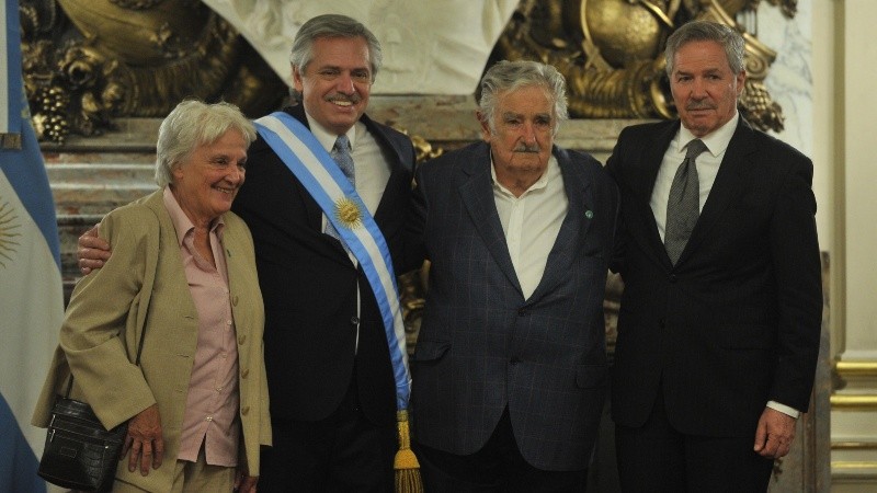 Alberto y el canciller Felipe Solá recibiendo a Pepe Mujica y su esposa. 