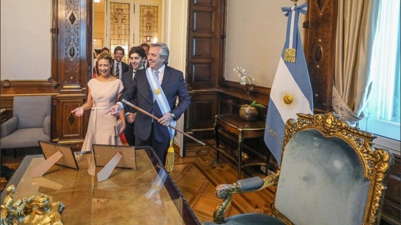 Fernández en su ingreso al despacho presidencial.