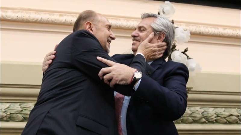 El abrazo entre el gobernador y el presidente.
