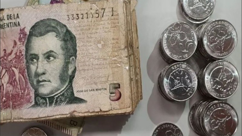 En la actualidad, el billete de 5 pesos coexiste con la moneda del mismo valor.