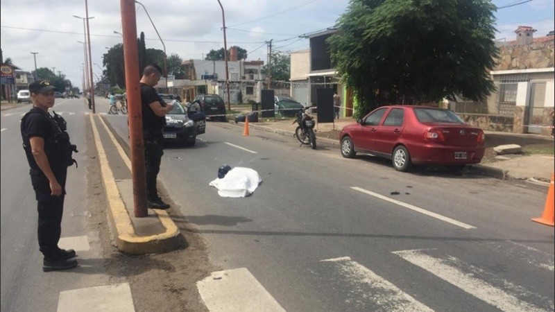 El motociclista murió este domingo a la mañana en Villa Gobernador Gálvez.
