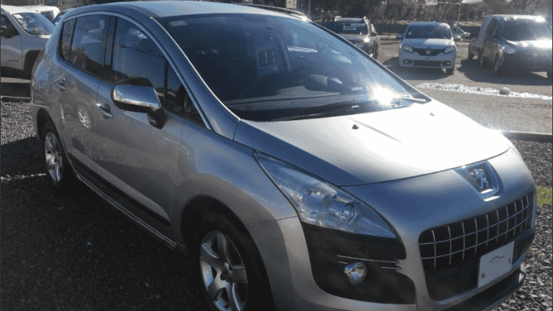 El hecho de violencia de género ocurrió dentro de un Peugeot 3008 gris.