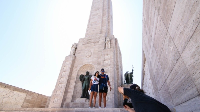 Unos turistas posan frente a la torre.