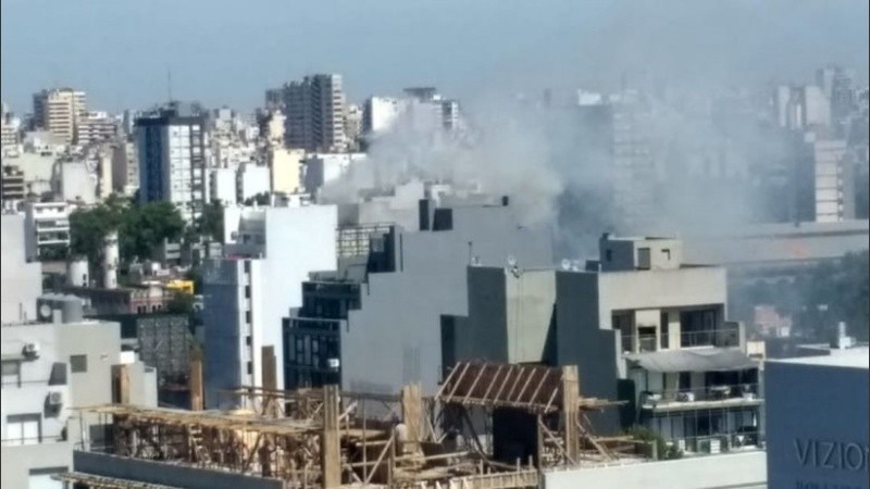El incendio en el barrio de Palermo generó preocupación este martes por la tarde.