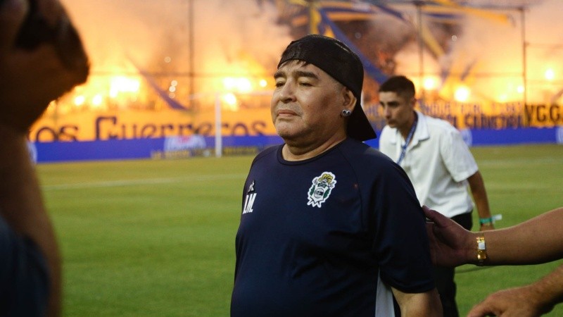 Maradona fue recibido con indiferencia en el Gigante.