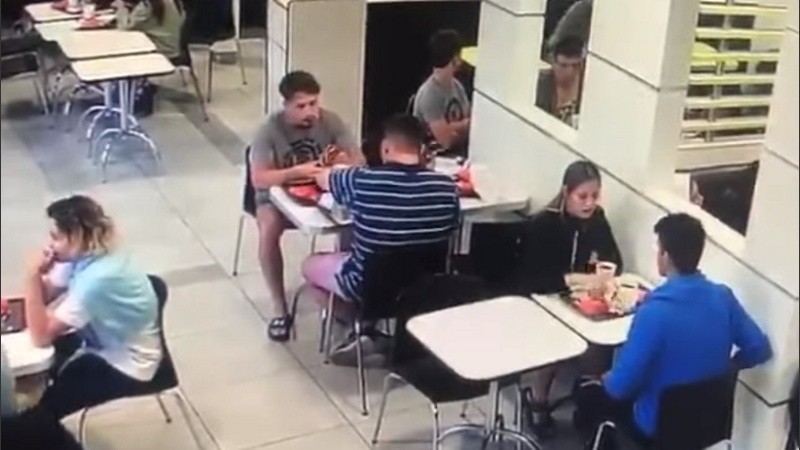 Una imagen del video que reveló que los acusados fueron a comer tras el crimen. 