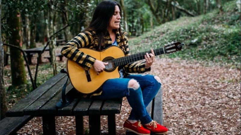 Dafne Usorach nació en la localidad cordobesa de Guatimozín y se dedicó a la música desde temprana edad.