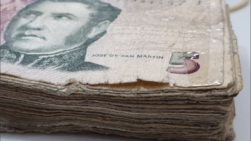 Los billetes de $5 arrastran un gran deterioro y tienen poco valor.