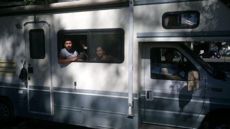 Los chilenos quedaron varados dentro del motorhome en Rosario. 