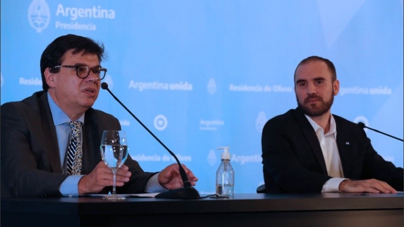 Los ministros de Trabajo, Claudio Moroni y de Economía, Martín Guzmán, durante el anuncio.