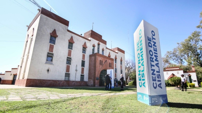 Los preparativos en el Hipódromo y la ex Rural que serán centros de aislamiento para personas con el virus covid-19.