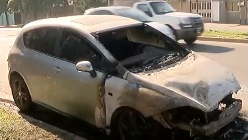 Así quedó el vehículo incendiado en Bv. Avellaneda al 2.700.