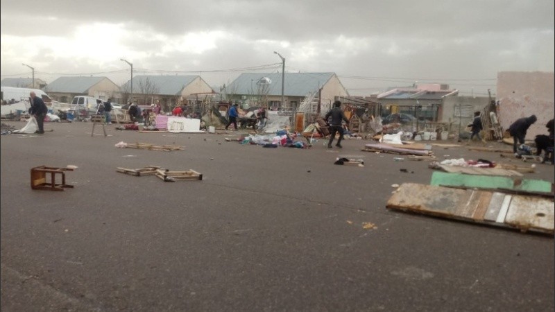 Tormenta y caos en una feria barrial de la capital chubutense.