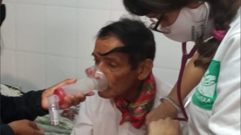 Profesionales de La Higuera asistiendo a pacientes del hospital Nueva Pompeya, de Chaco.