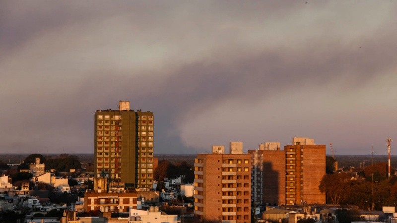 Una de las grandes columnas de humo visto este miércoles por la tarde en Rosario.