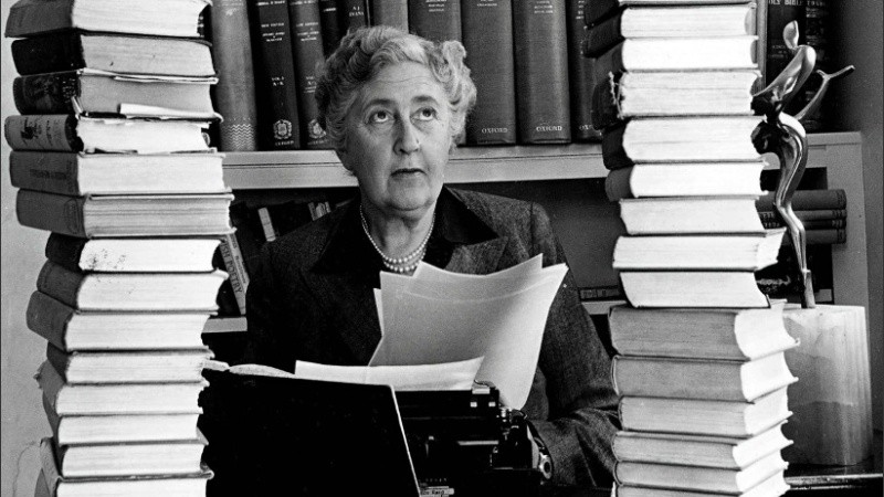 Agatha Christie publicó a lo largo de su vida cerca de 100 obras, en su mayoría policiales, que la convirtieron en una de las autoras más vendidas en el mund.
