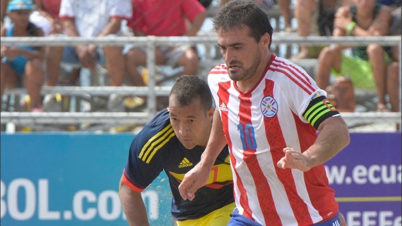 Acuña jugó en la selección paraguaya. Y tras su retiro, jugó en fútbol playa.