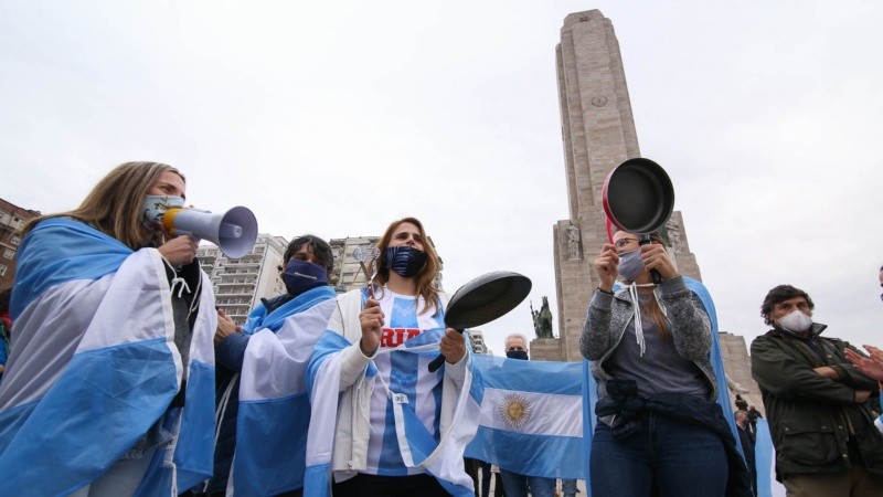 Banderas argentinas y cacerolas en el Monumento a la Bandera.