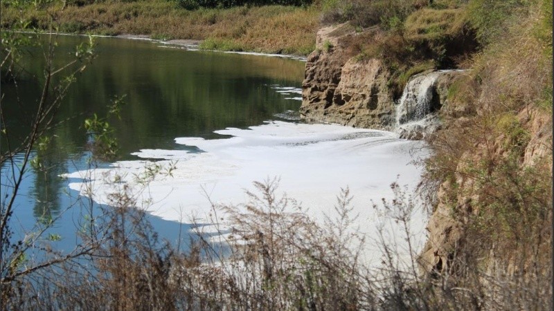 La espuma que se observa por estas semanas en el arroyo Saladillo. 