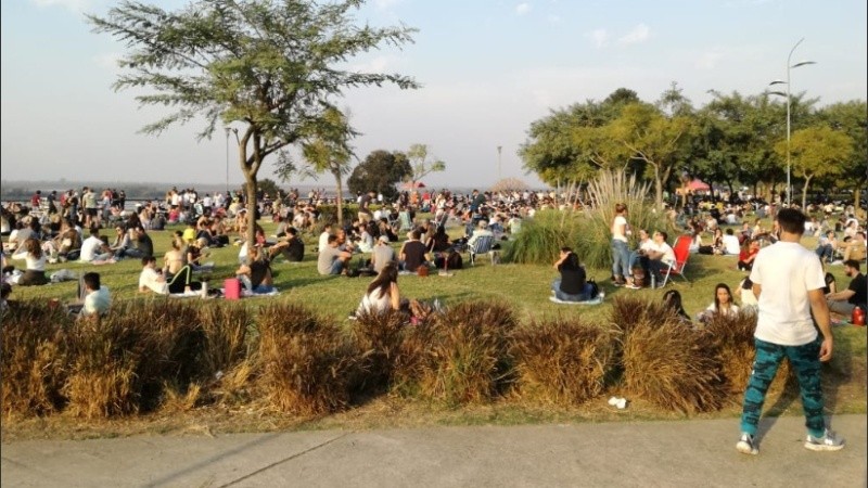 El Parque de las Colectividades, otra vez saturado de gente al sol.
