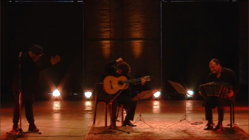 El trío trío está integrado por el bandoneonista Carlos Quilici, el guitarrista Martín Tessa y el cantante Juan Iriarte