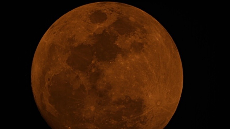 La luna en el cielo y en las redes sociales este lunes.