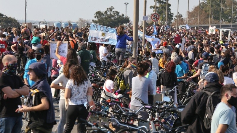 Manifestación en el puente Rosario-Victoria el sábado 1 de agosto.