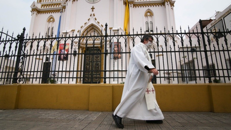San Cayetano en pandemia: la iglesia de Buenos Aires al 2100 totalmente cerrada este viernes por la mañana. 