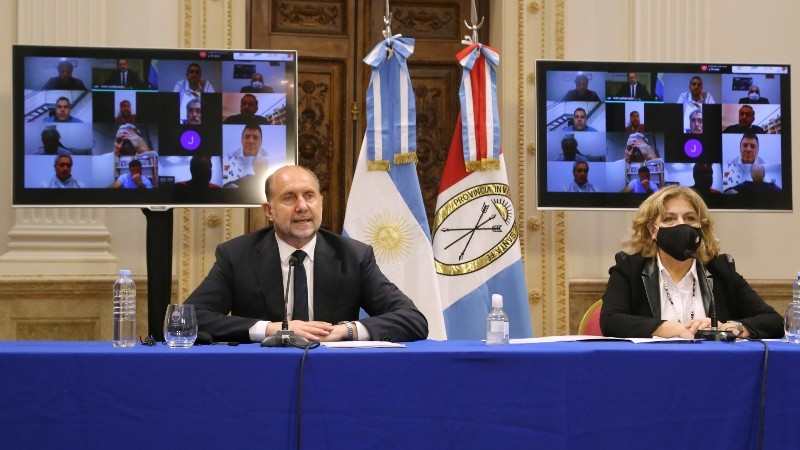El gobernadoe Perotti junto a la ministra Martorano en los anuncios de este viernes. 