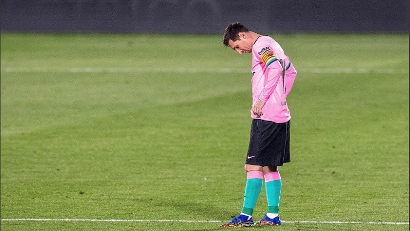 Lionel Messi mira el piso tras la derrota ante Getafe.