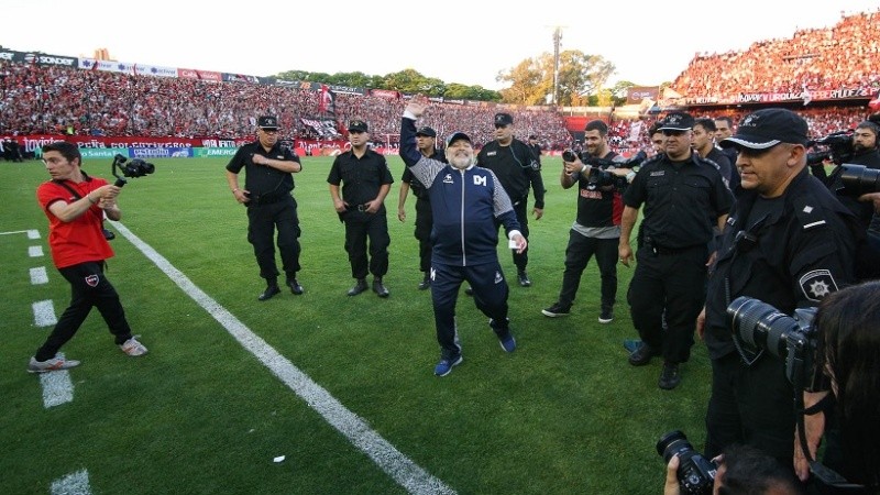 La última vez de Diego en el Coloso. Su Gimnasia goléo 4-0 a Newell's.