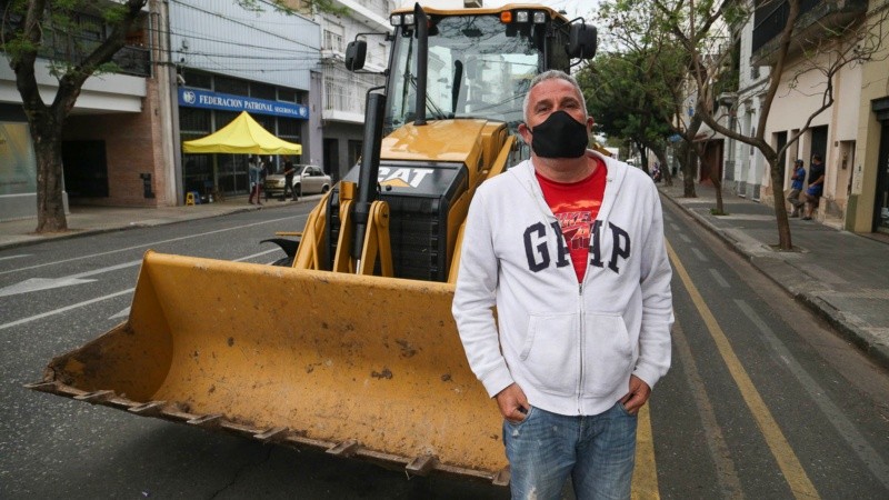 José Luis, con la retroexcavadora y el auto en el frente de la aseguradora: toda una postal. 