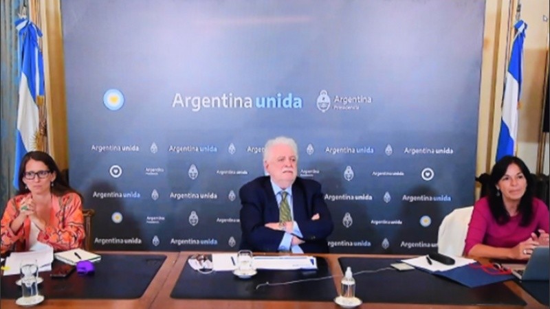 Los funcionarios nacionales en la exposición de este lunes.