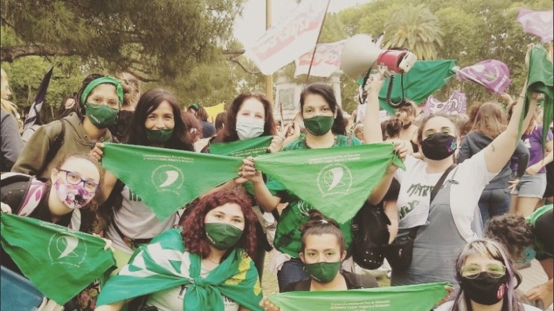 Las integrantes de Mumalá en la plaza San Martín durante la media sanción en Diputados. 