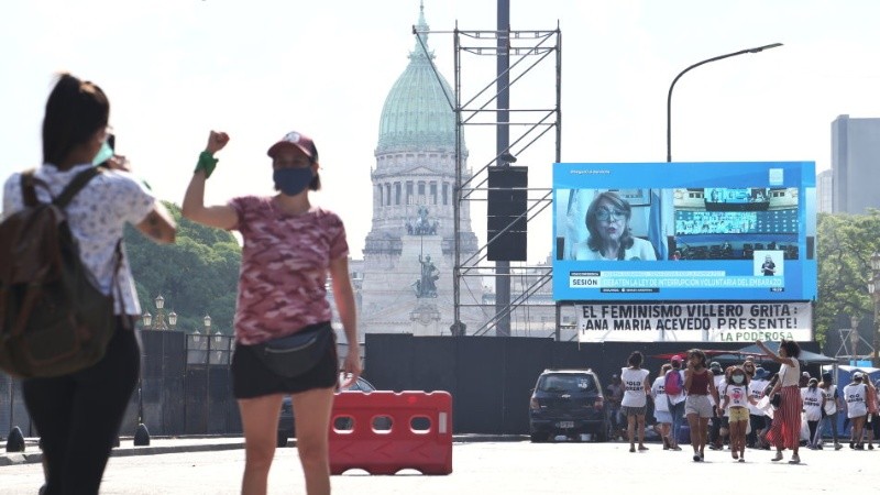 Mucha euforia afuera del Congreso, donde los senadores exponían.