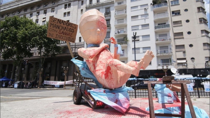 El feto gigante de los celestes apuntando al Congreso.