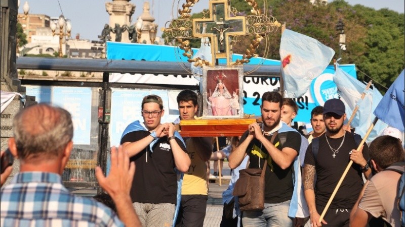 Los hombres también son parte de las manifestaciones a favor y en contra.