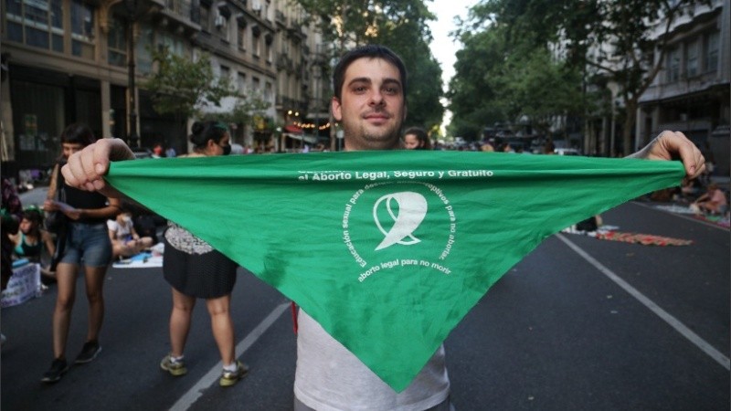Los hombres también son parte de las manifestaciones a favor y en contra.