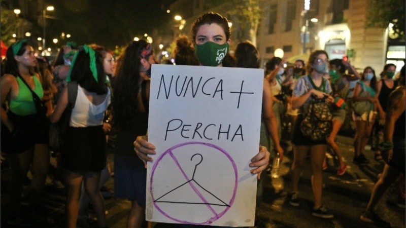 Mucha euforia afuera del Congreso, donde los senadores exponían.