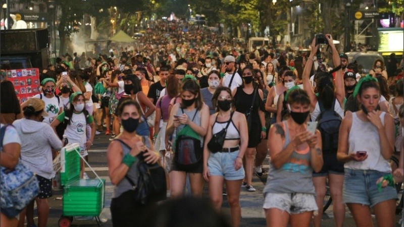 Mucha euforia afuera del Congreso, donde los senadores exponían.