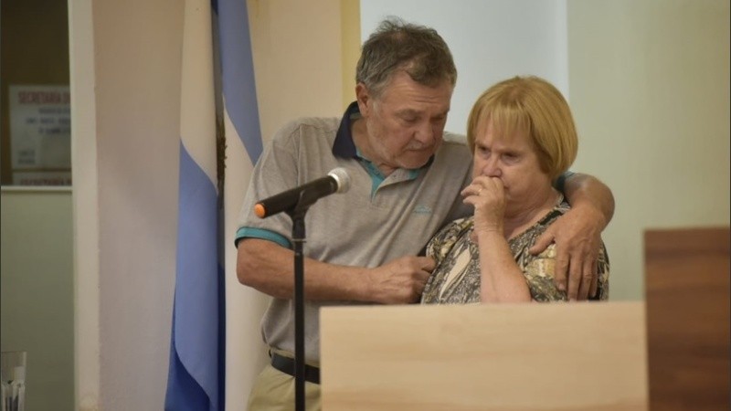 Los padres de Paula Perassi en el homenaje del Concejo.