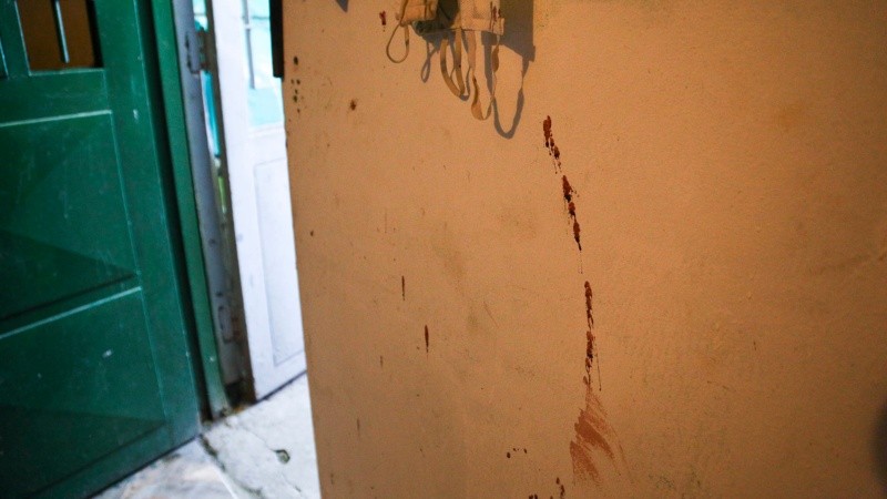 Manchas de sangre en la casa del hombre que murió. 