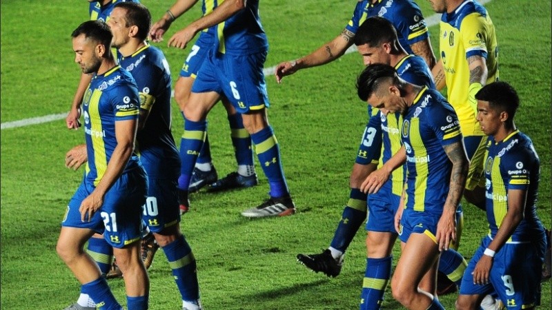 La salida de los futbolistas de Rosario Central del césped de San Juan.